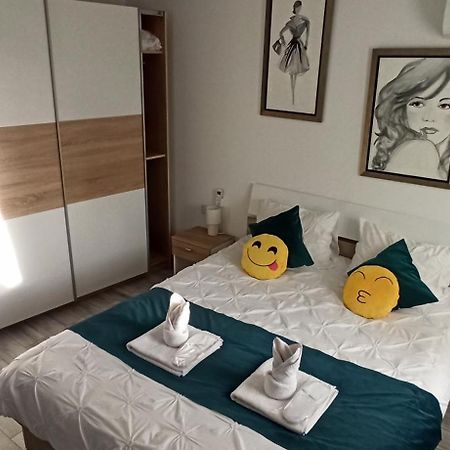 Comfortable Apartment University Square Bukarest Exterior foto